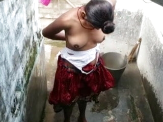 Desi village girl Bathing Nude (Nahate hua)